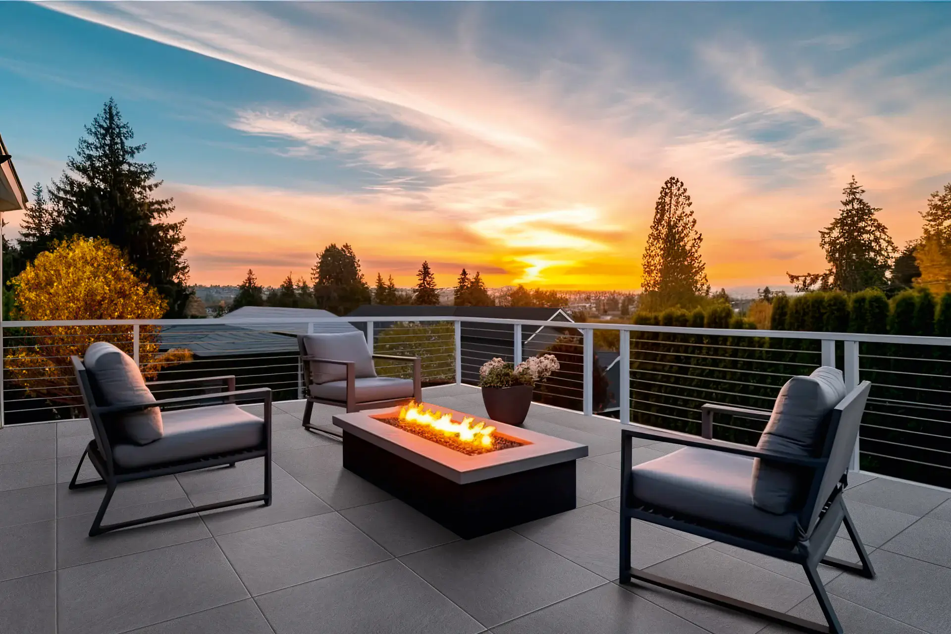 Woehe Heydemann Terrassenplatten, Terrasse mit Feuerstelle bei Sonnenuntergang